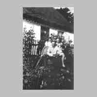 032-0007 Grossudertal 1943. Im Garten von Max Schwermer.Von links Irma Schwermer, Horst Schwermer und Edith Liedtke..jpg